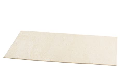 Pasta sfoglia stesa e bucherellata in uno stampo