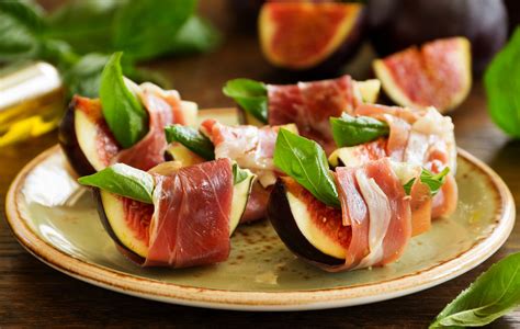 Sfogliata ai fichi e prosciutto crudo affettato