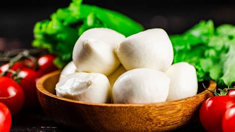 Mozzarella di bufala fresca su tagliere
