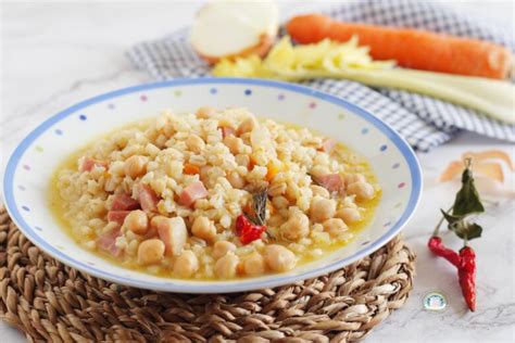 Orzo perlato e ceci in una ciotola