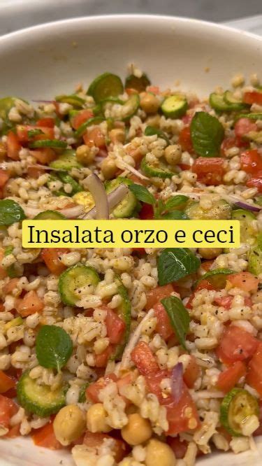 Ingredienti per l'insalata di orzo e ceci disposti su un tavolo
