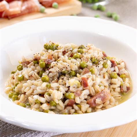 Un piatto di orzotto con alici e ricotta salata