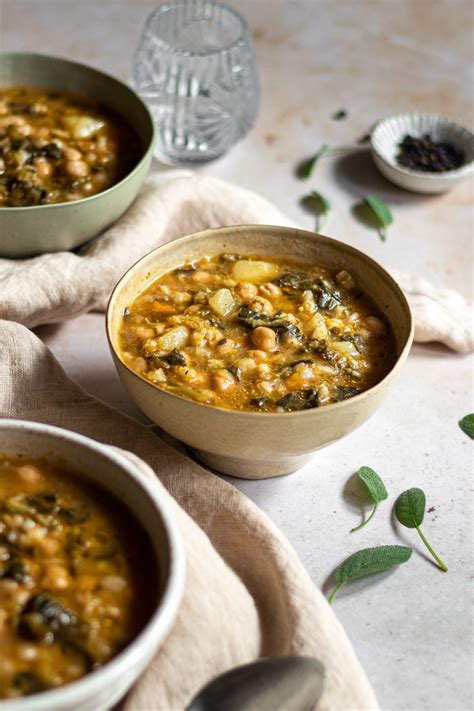 Una zuppa di ceci e orzo fumante in una ciotola