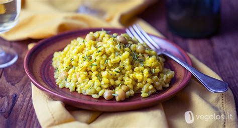 Un piatto di orzotto allo zafferano con ceci e rosmarino