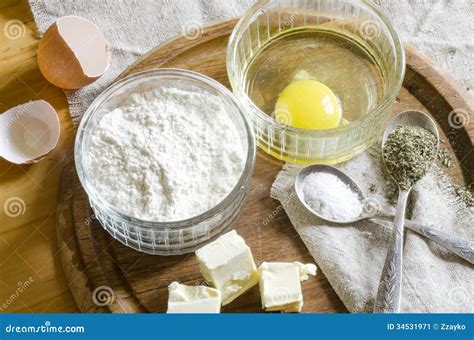 Ingredienti per salatini: farina, burro, verdure