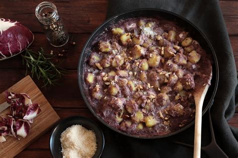 Gnocchi con radicchio e stracchino in una padella