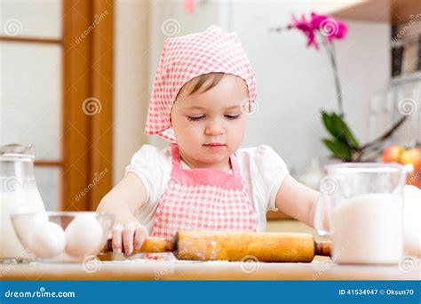ragazza che prepara pasta frolla con un bambino