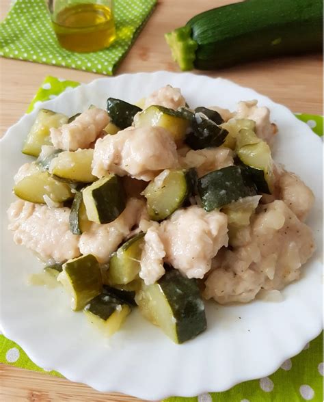 Ingredienti freschi per pollo con zucchine