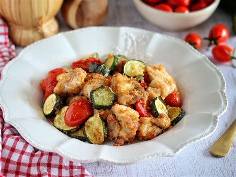Piatto di pollo con zucchine e pomodorini