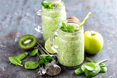 Frullato verde con frutta e semi