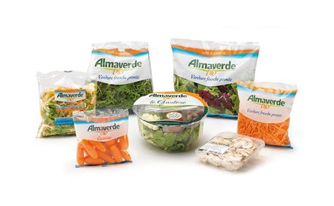 Un assortimento di verdure fresche pronte per essere cucinate