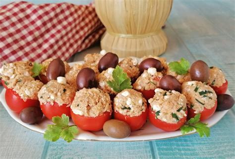 Piatto di pomodorini ripieni freddi