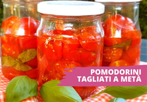 Pomodorini tagliati a metà e svuotati