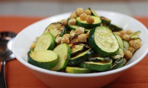 Ceci e zucchine in ciotola