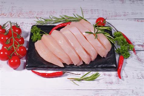 Petto di pollo crudo da affettare