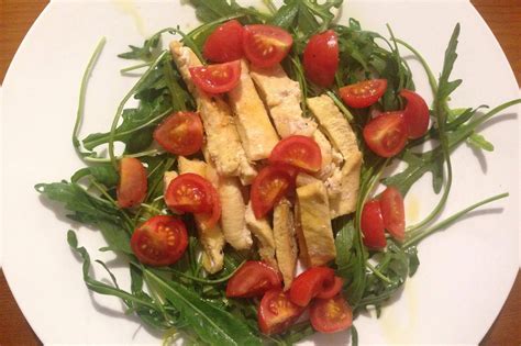 Tagliata di pollo con rucola, grana e pomodorini