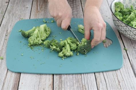 Cimette e gambo di broccoli tagliati e pronti per la cottura