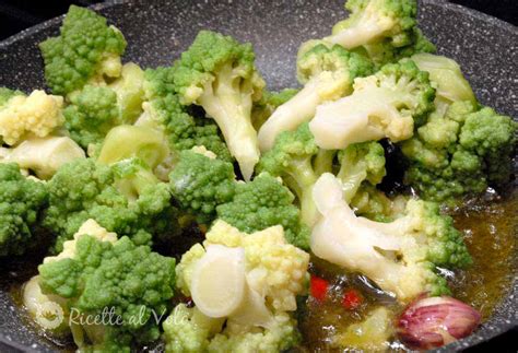 Broccoli che cuociono in padella con aglio e peperoncino
