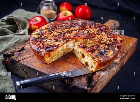 Mele e mandorle disposte su un piano di legno