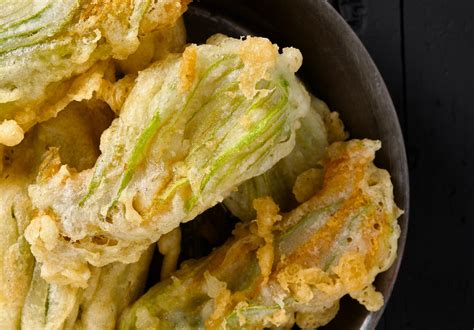 fiori di zucca pronti per essere impanati