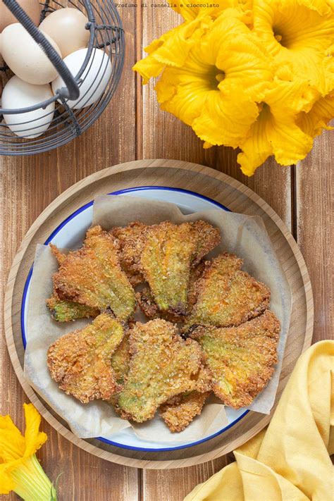 fiori di zucca impanati serviti con salumi