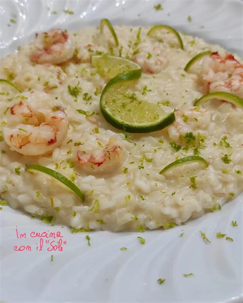 Piatto di risotto gamberi e lime pronto per essere servito