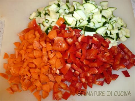 Verdure miste tagliate a cubetti e rosolate in padella