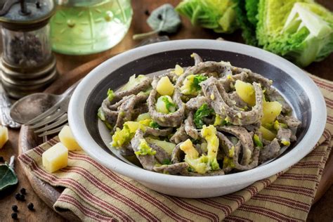 Primo piatto di pizzoccheri valtellinesi fumanti