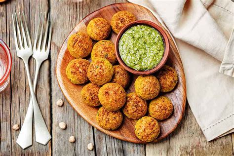 Una ciotola con diversi ingredienti per polpette vegetariane: legumi, verdure, spezie