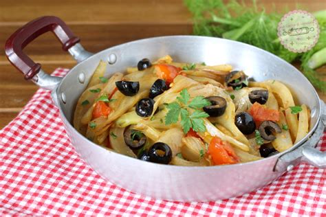 finocchi e peperoni tagliati a pezzi in una padella