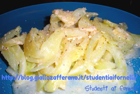 finocchi e peperoni cotti in padella, disposti su un piatto