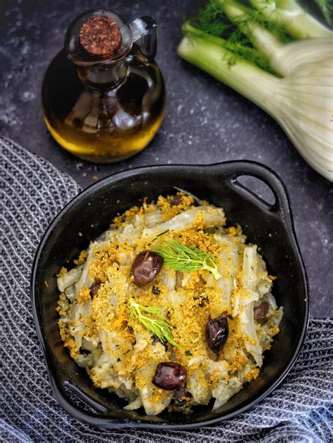 ingredienti freschi per la ricetta: finocchi, peperoni, cipolla, aglio, olio d'oliva