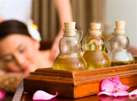 Un operatore ayurvedico che esegue un massaggio con olio