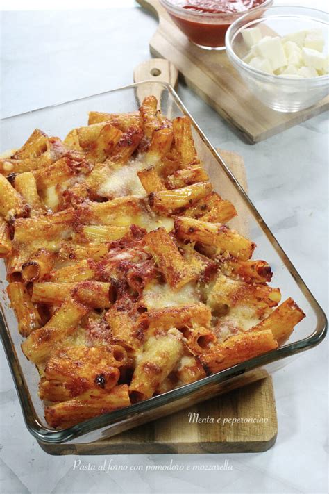 Ingredienti principali per la pasta al forno: pasta, pomodoro, mozzarella, prosciutto cotto