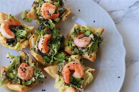 Cestini di pasta sfoglia con gamberetti e insalata