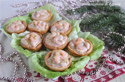 Composizione di un cestino di sfoglia con insalata, gamberetti e mandorle
