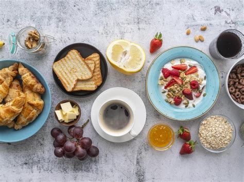 Persona che prepara una colazione sana e colorata