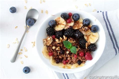 Ciotola di porridge con frutta fresca e noci