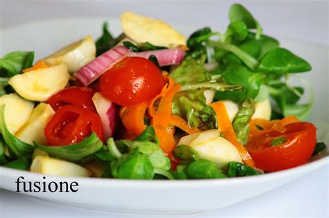 Insalata mista fresca con pomodorini