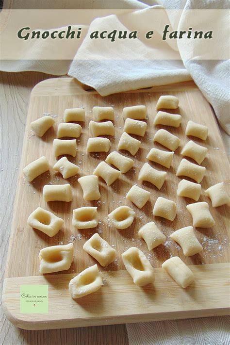 Ingredienti base per gnocchi di acqua e farina