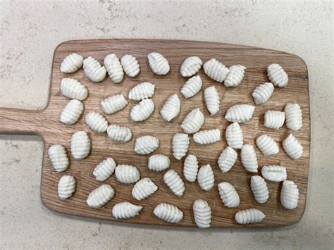 Gnocchi di acqua e farina appena formati su un vassoio
