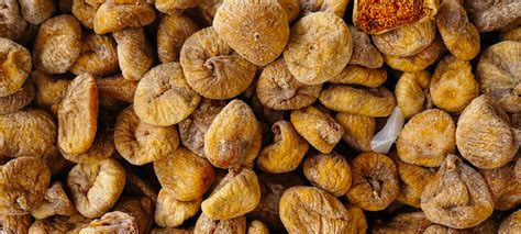 Fichi secchi disposti su graticci per l'essiccazione
