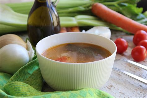 Ingredienti per il brodo vegetale disposti su un tagliere