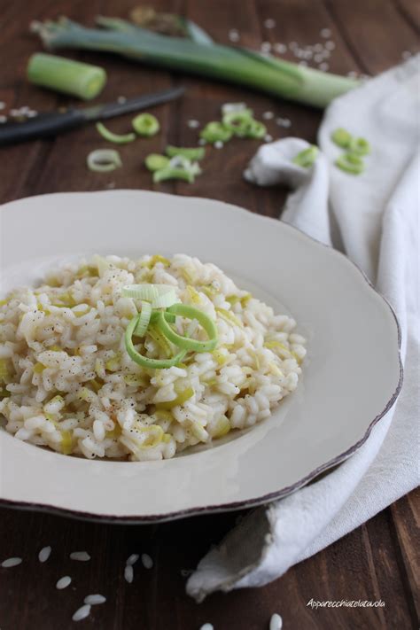 Un risotto ai porri cremoso in un piatto con chicchi di melograno
