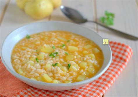Una ciotola fumante di minestra di riso, patate e porri