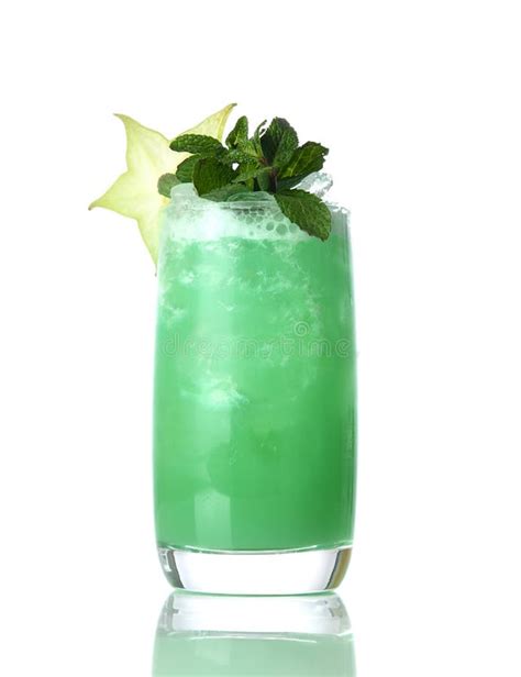 Cocktail verde brillante con guarnizione tropicale