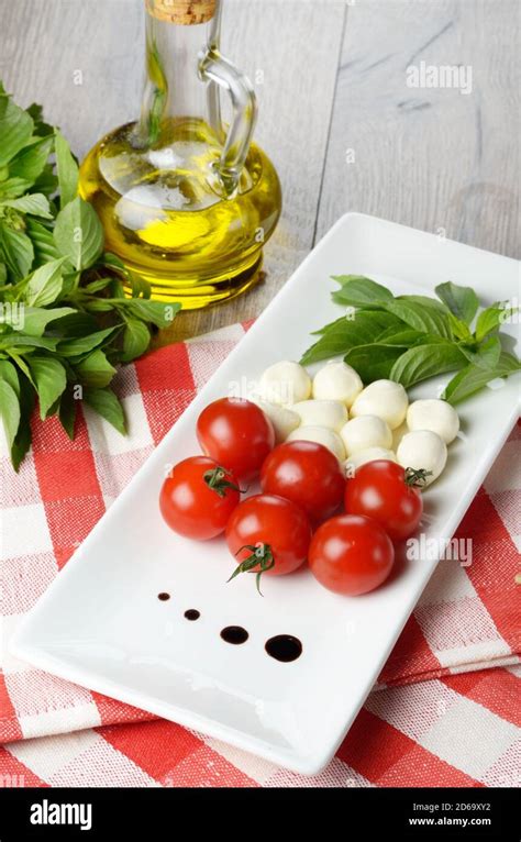 bandiera italiana con ingredienti caprese