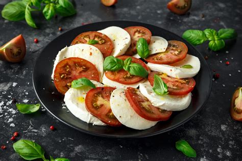 piatto di insalata caprese tradizionale