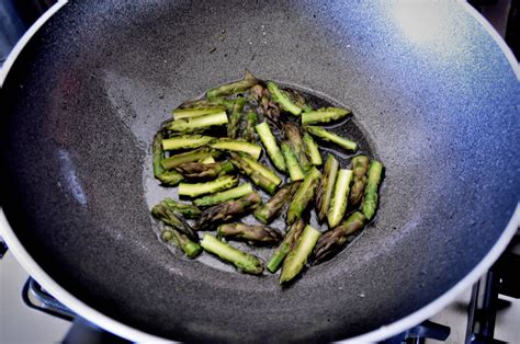 Punte di asparagi rosolate nel grasso di guanciale