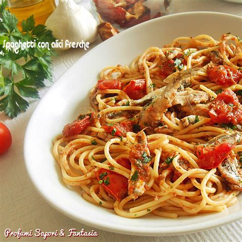Un piatto fumante di spaghetti con alici fresche e prezzemolo tritato